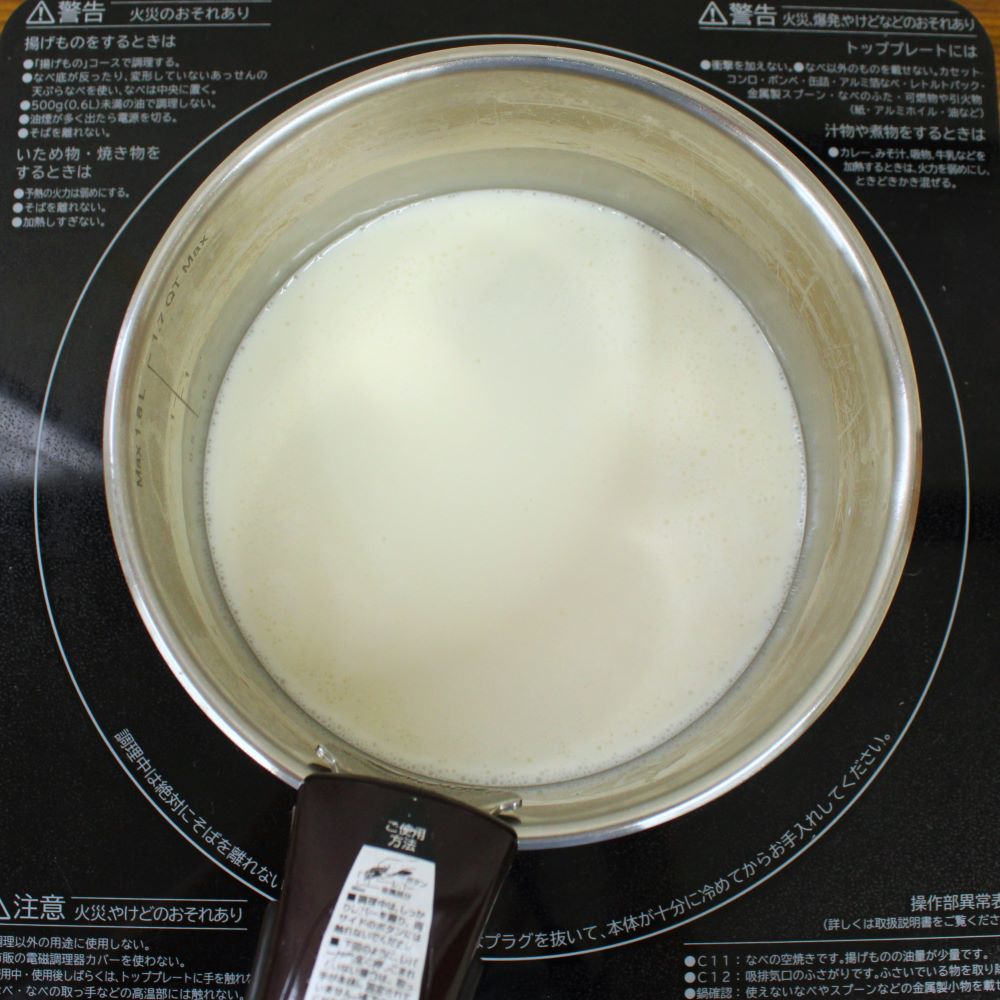 鍋にグラニュー糖、牛乳、生クリームを入れ、弱火にかけます。鍋の周りがふつふつしてきたら火からおろします。
