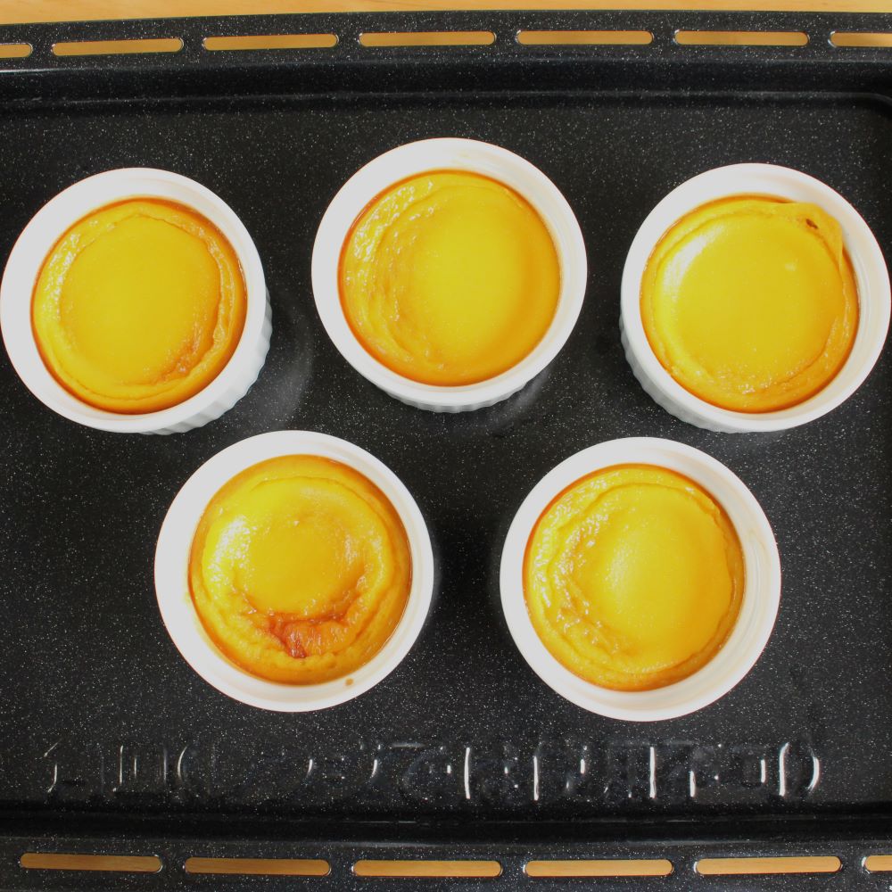 天板にお湯を張り、器を並べて置きオーブンで25分湯せん焼きにします。粗熱を取って冷蔵庫で冷やします。