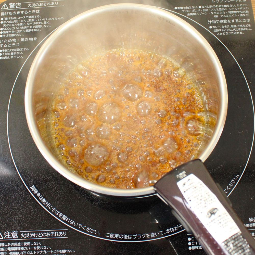 =カラメルソース作り=
鍋にグラニュー糖と水を入れてカラメル色になるまで中火にかけます。※かき混ぜないよう、色が変わるまでじっと見守ってください。