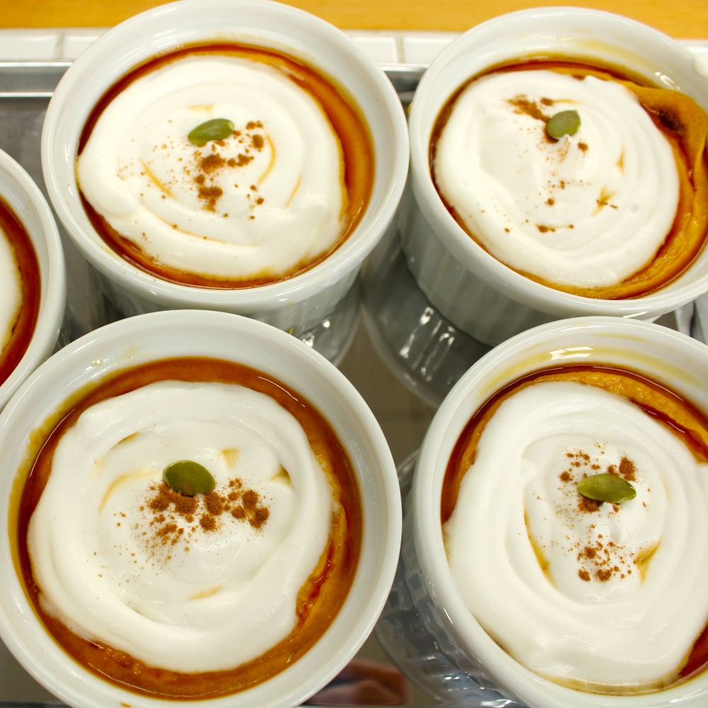 冷やしたかぼちゃ甘酒プリンにカラメルソースをかけ、ホイップ、シナモンパウダー、、かぼちゃの種を飾って完成です。