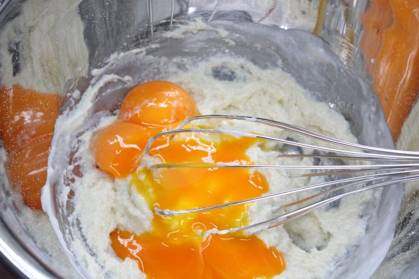 卵黄を2回に分けて入れ、その都度混ぜます。
