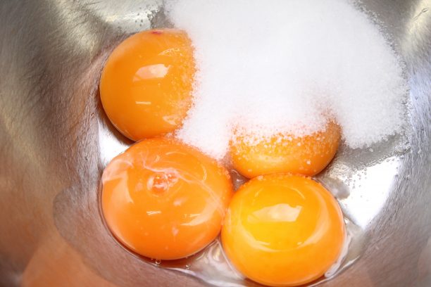 別のボウルに卵黄と残りのグラニュー糖（40g）を加え、白くもったりするまで泡立てます。