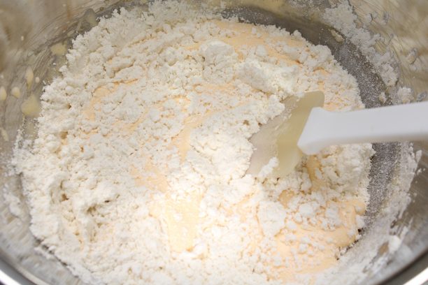薄力粉をふるい入れ、ゴムベラで粉っぽさがなくなるまでさっくり混ぜます。