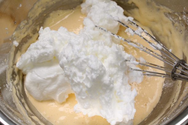 手順04に卵白の1/3量を入れなじむように混ぜたら、残りのメレンゲを2回に分けて加え。ゴムベラでさっくり混ぜ合わせます。