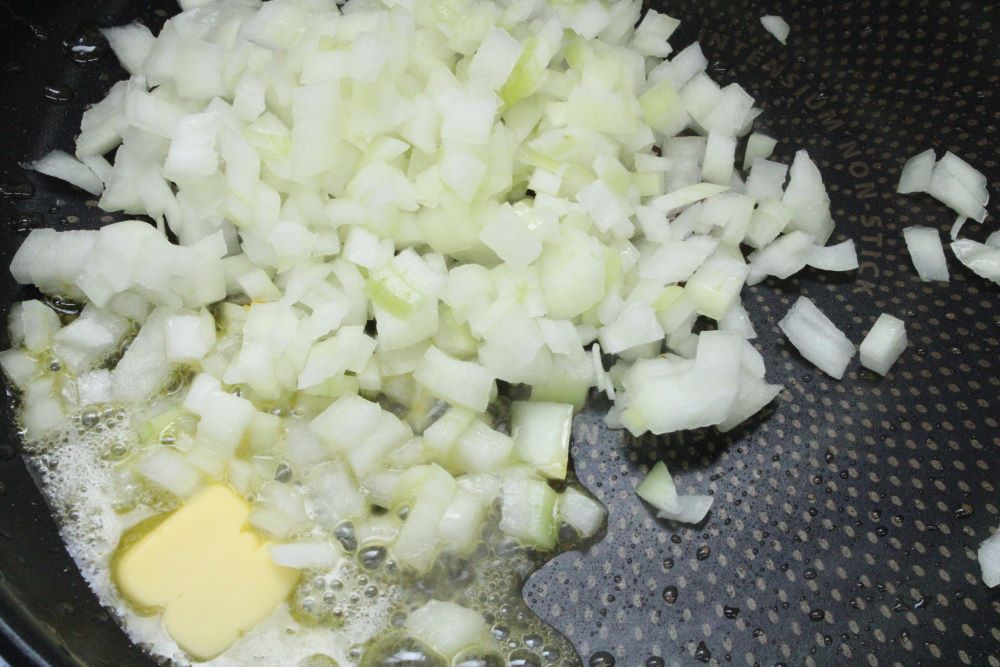 ベーコンを取り出し、フライパンにバターを入れ、玉ネギが透き通るまで炒めます。