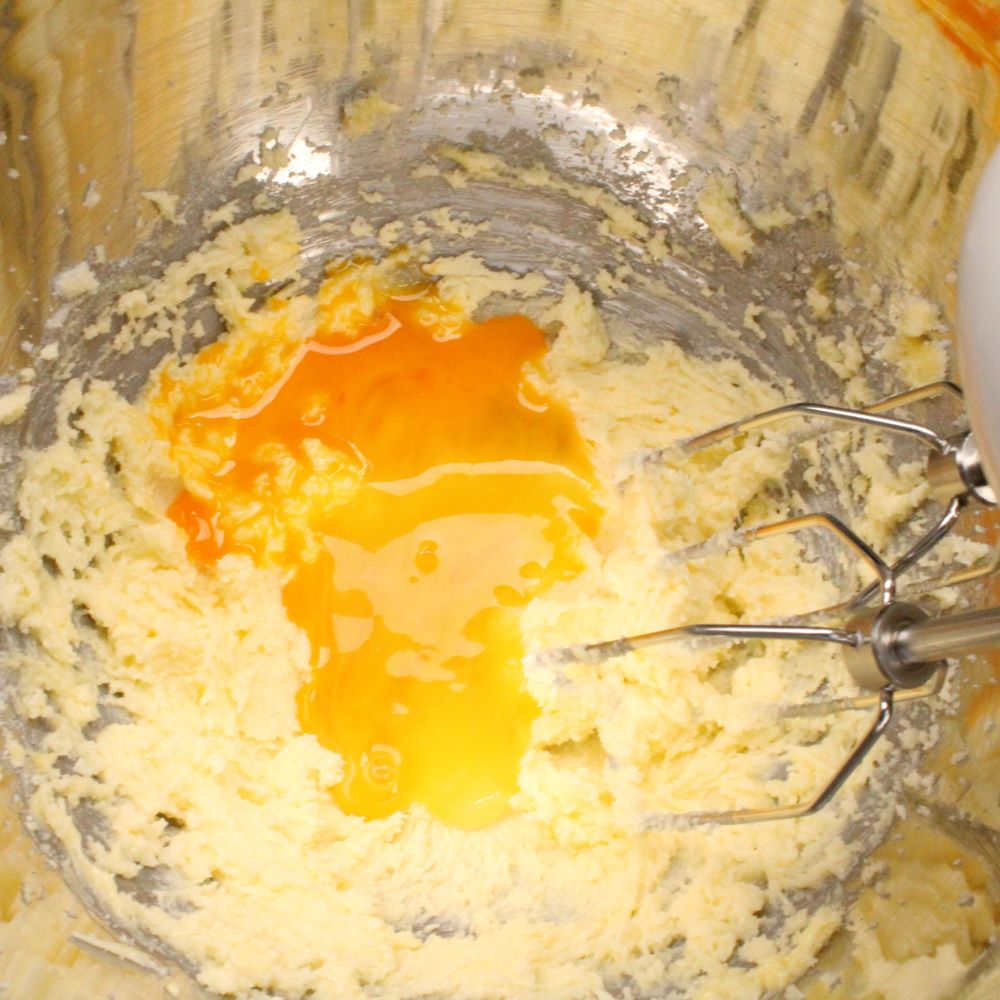 溶き卵を少しずつ加え、その都度よく混ぜます。