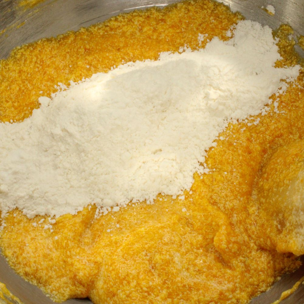 ふるった粉類を2～3回に分けて加え、ゴムベラでさっくり切るように混ぜます。
