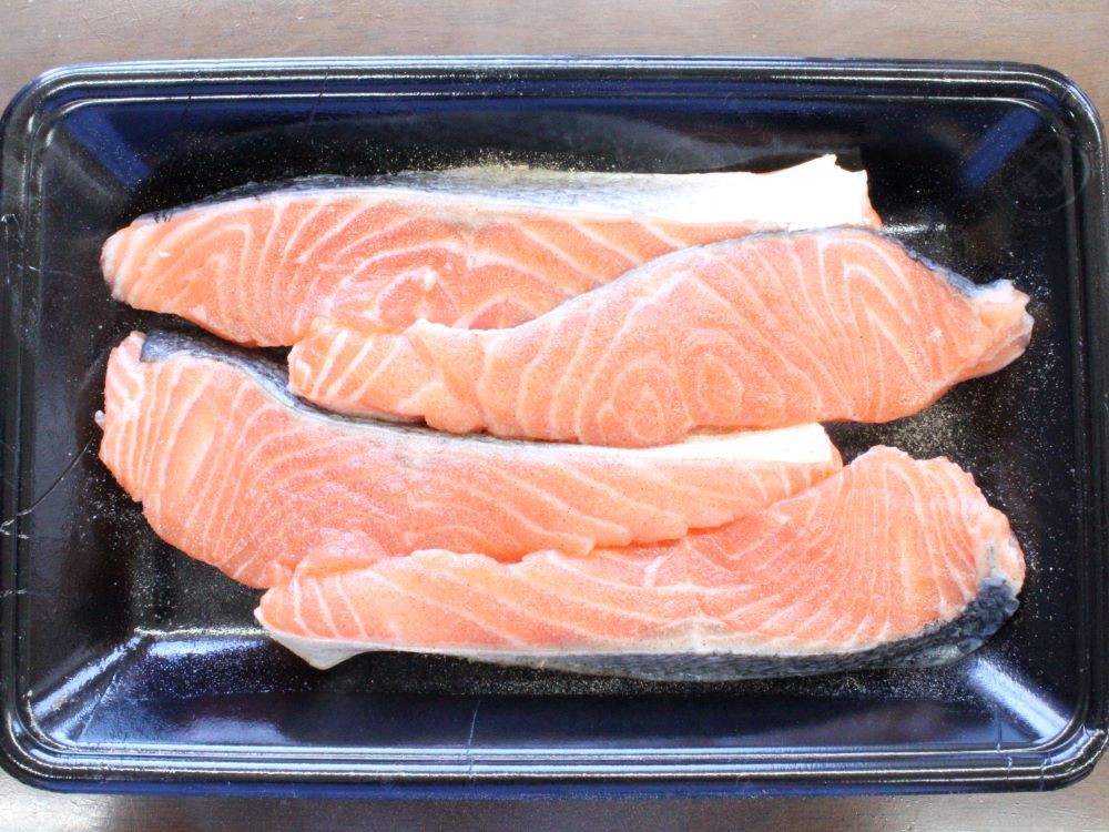 生鮭は大きな骨を取り除き、塩こしょうで下味をつけます。
