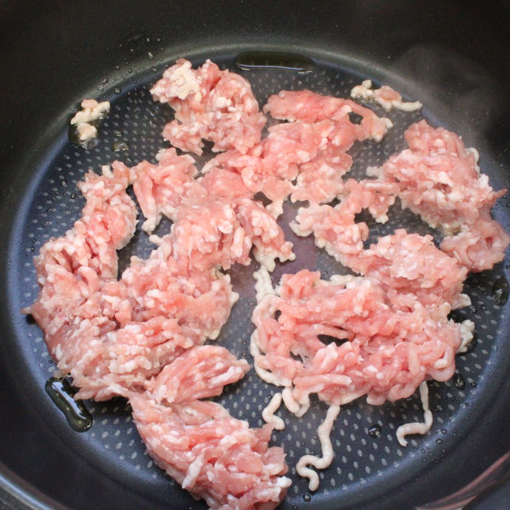 中火で熱したフランパンにごま油を引き、豚ひき肉を炒めます。