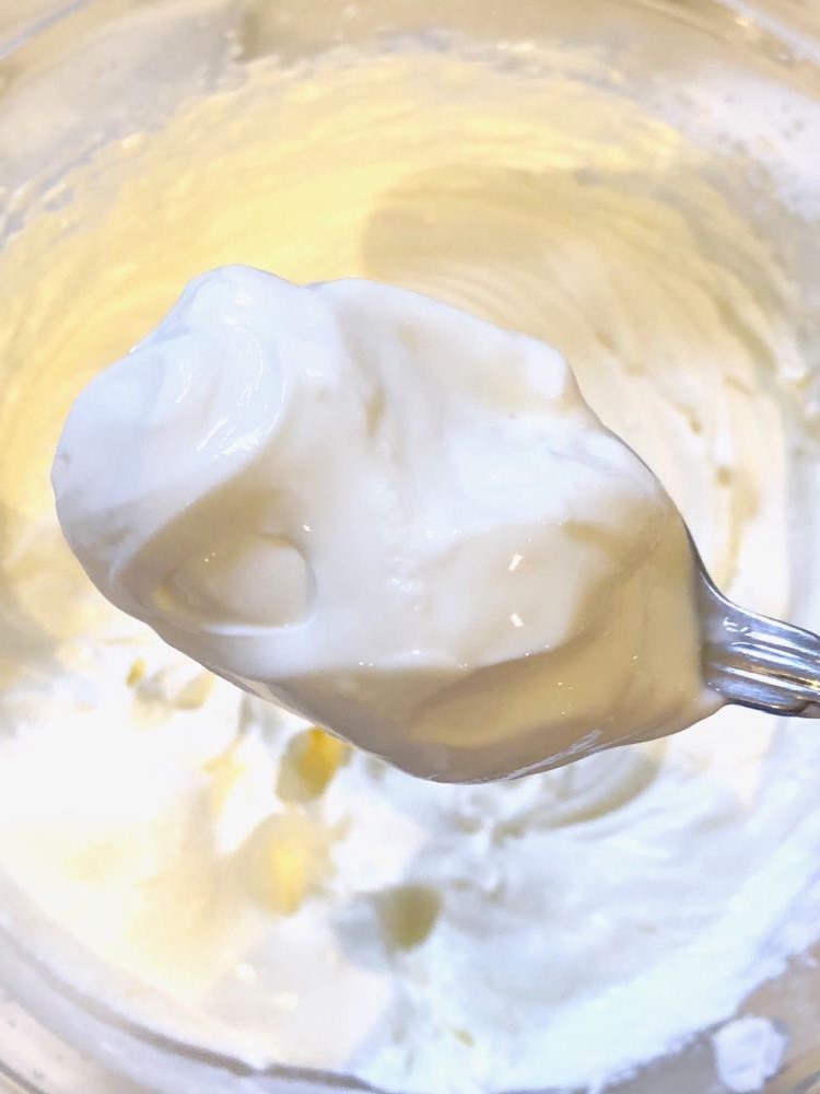 ボウルに生クリームと砂糖を入れ、角が立つくらいまで泡立てたら、水切りヨーグルトを加えて混ぜます。