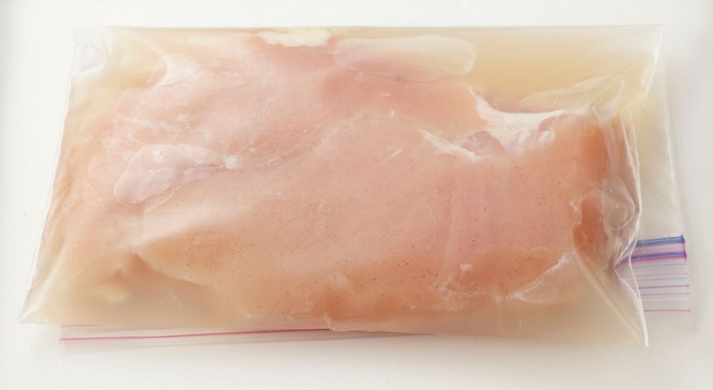 ①をファスナー付き保存袋に入れ、Aを加え空気を抜きながら袋の口をしっかり閉じます