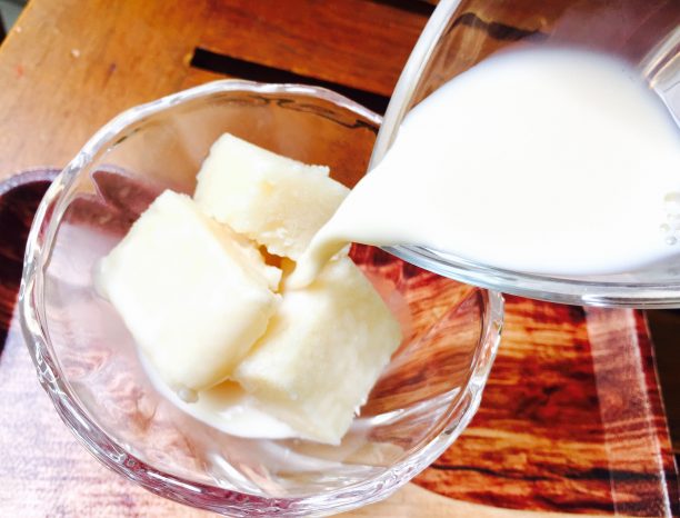 取り出したら食べやすい大きさに切り、器に入れて豆乳をかけます。