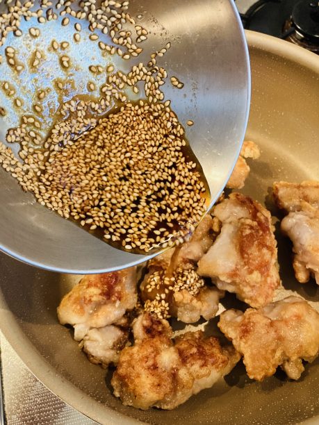 ボウルに、揚げ焼きした鶏肉、タレ調味料(〇)、白ゴマを入れて混ぜます。