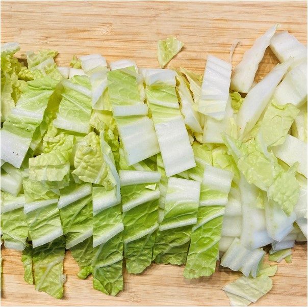 白菜を1cm幅に切ります。