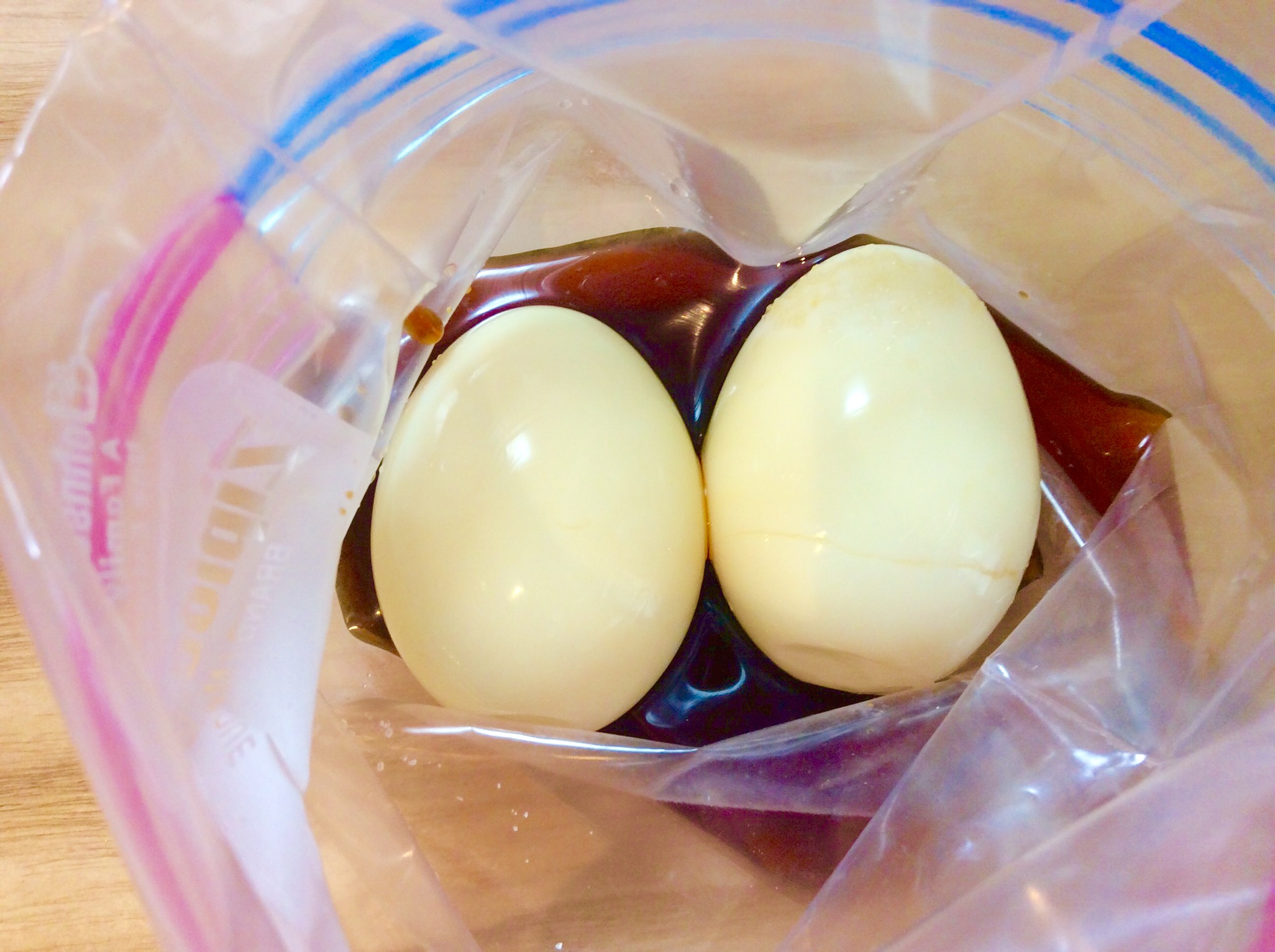 保存袋に調味料とゆで卵を入れ、なるべく真空になる様に封をします。