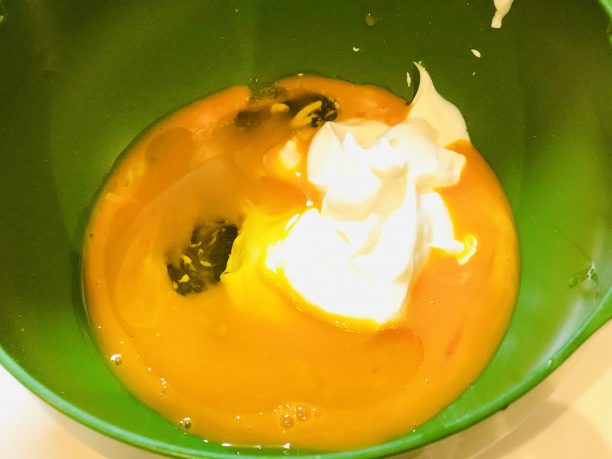 卵を卵黄と卵白に分け、卵白は冷蔵庫に入れておきます。
ボウルに卵黄を溶き、オリーブオイル、水切りヨーグルトを入れてよく混ぜます。