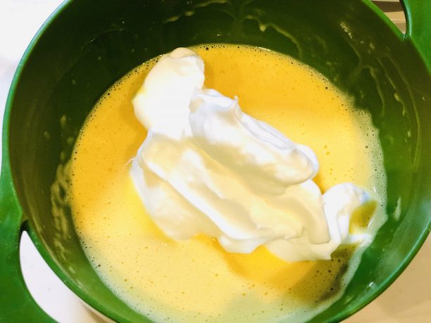卵黄のボウルに、卵白の半分を入れてよく混ぜます。