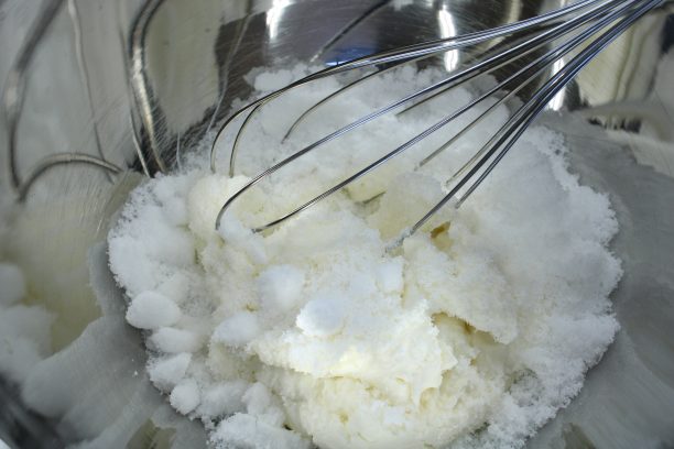 ボウルにクリームチーズと砂糖を入れ、なめらかになるまでよく混ぜます。
さらに卵黄を加えてよく混ぜます。