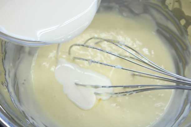 ③のクリームチーズが入ったボウルに、⑥を少しづつ加えながら混ぜ、最後にレモン汁を加えます
