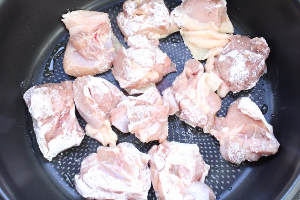 フライパンにオリーブオイルを熱し、鶏もも肉を皮目から中火でこんがり焼きます。
裏返して焼き色がつくくらいまで焼きます。