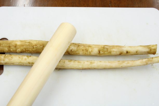 ごぼうは皮をこそぎ、麺棒でたたいてから5センチくらいの長さに切ります。