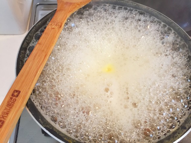 ざるに上げ、再度鍋に金柑が浸るくらいの水を入れ、砂糖と一緒に中火で30分煮ます。
途中アクを取って下さい。火は中火で！
