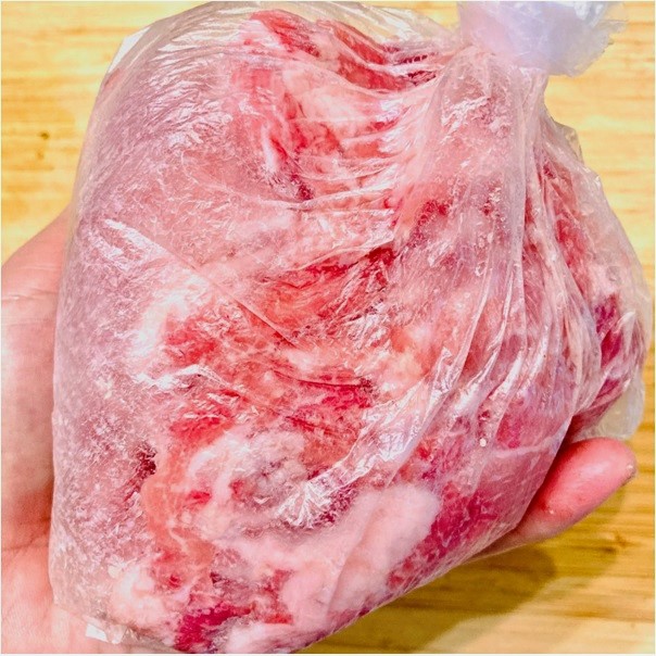 ビニール袋に豚こま肉と玉ねぎ塩こうじを入れてよく揉み込み、冷蔵庫で30分寝かせます。
（玉ねぎ塩麹がない場合は、塩こうじで代用してください） 