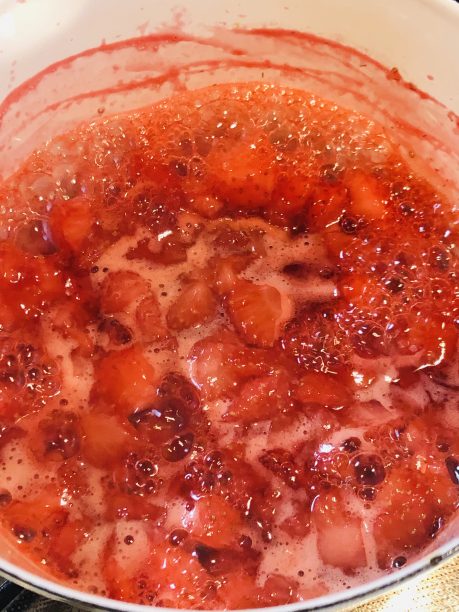 ②の水分の出た苺をそのまま鍋に入れ、コトコト中火で煮詰めます。