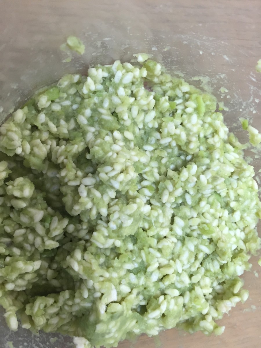 ④のペーストと、米こうじ、塩をKAMOSICOの専用容器に入れて混ぜます。