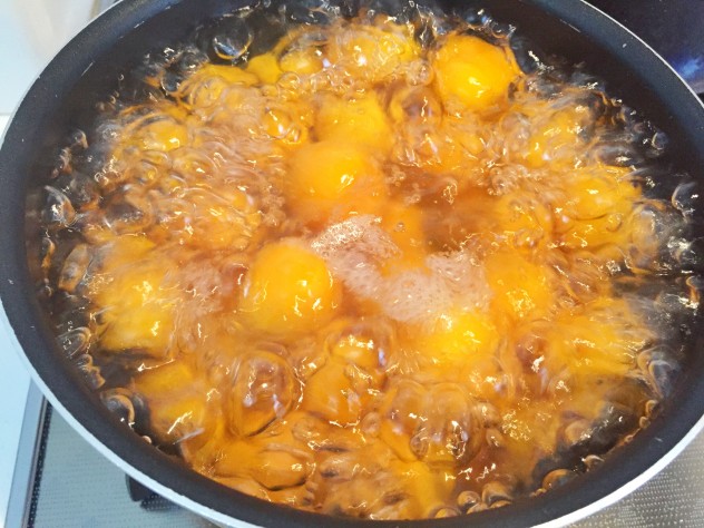 鍋に金柑が浸るくらいの水を入れて3分程沸騰させます。