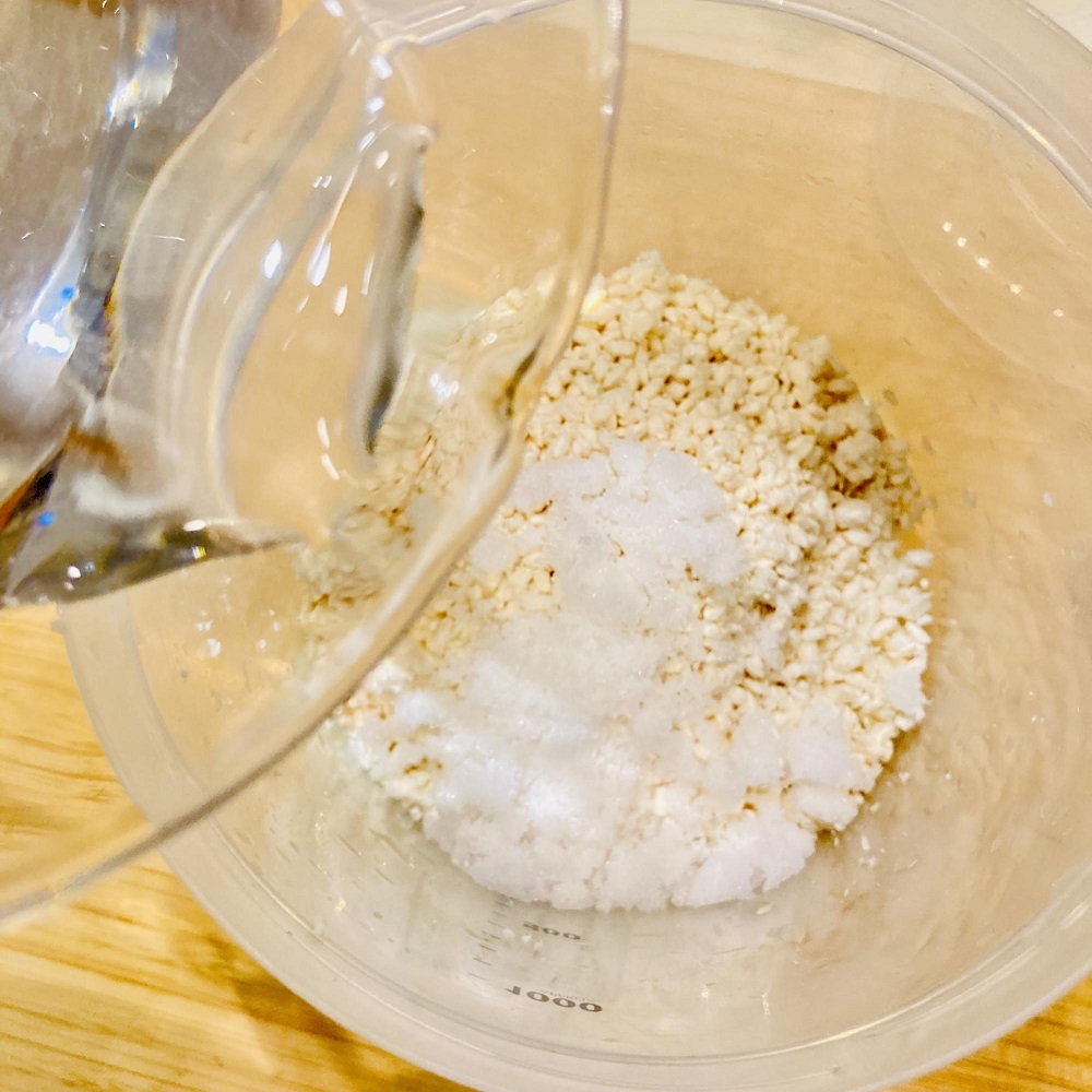 消毒済みのヨーグルティアSの内容器に、ほぐした米麹、塩、水を入れてよく混ぜます
