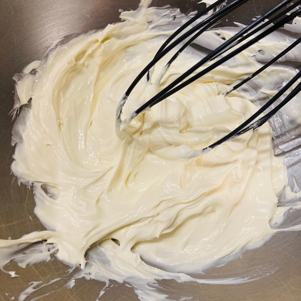 ボウルにクリームチーズを入れて柔らかくなるまでよく混ぜます
