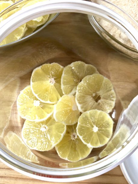 レンジ消毒したヨーグルティアのガラス容器に、1/3の量のレモンを入れます。
