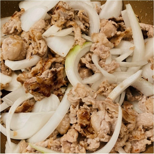 フライパンに米油を熱し、豚こま肉を炒め色が変わってきたら玉ねぎを炒めます。