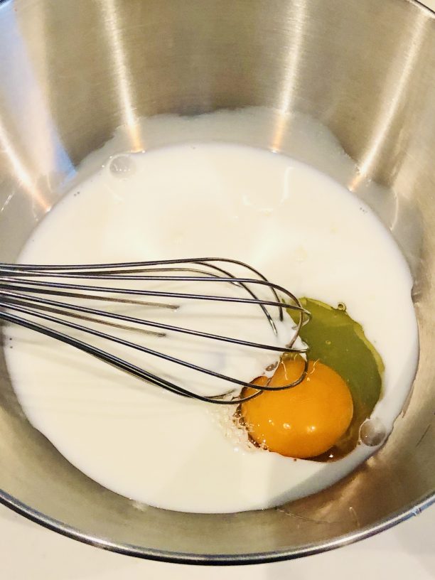 ボウルに卵、牛乳を入れてよく混ぜ合わせます。