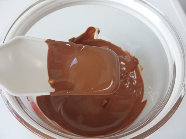冷やしている間にテンパリング用チョコレートの準備をします。
テンパリング用のチョコレート(●)を細かく刻んでガラスポットに入れ、温度50℃タイマー1時間にセットし溶かします。
