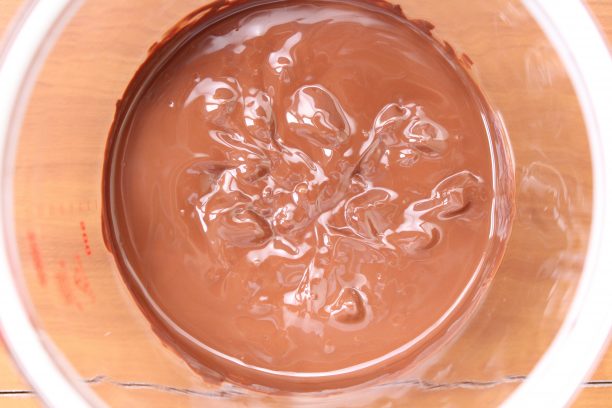 ガラスポットに刻んだチョコレートを入れ、温度55℃タイマー2時間にセットしスタートボタンを押します。（テンパリング）