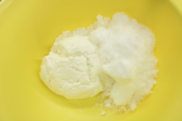 ボウルにクリームチーズと砂糖を入れ、クリーム状になるまでよく混ぜます。