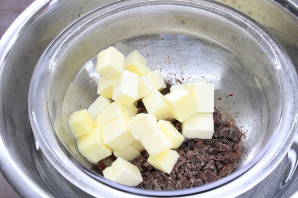 チョコレートとバターは粗く刻み、50℃の湯せんで溶かします。