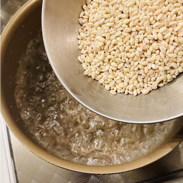 もち麦を沸騰した1Lのお湯で15分茹でます。