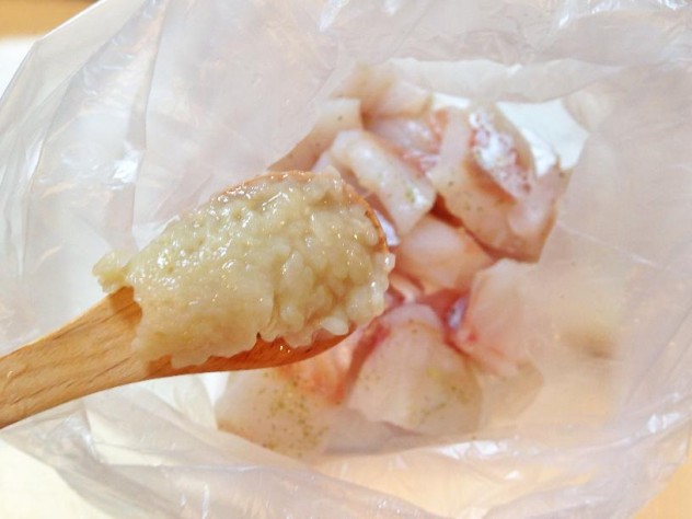 タラの切り身を一口サイズに切り、塩こうじと一緒に袋に入れて優しく揉み込み30分程おきます。