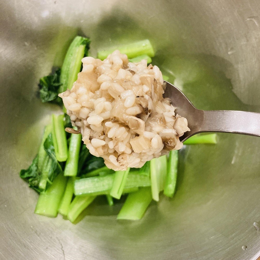 ボウルに小松菜、きのこ麹を入れて混ぜ合わせます