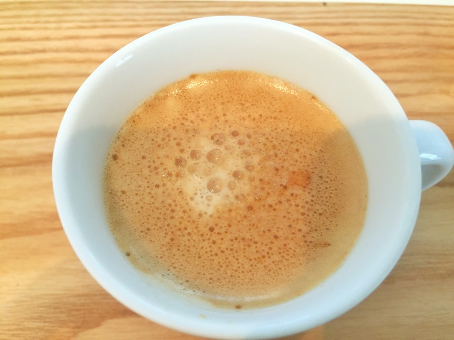 コーヒーシロップを作ります。
ボウルにインスタントコーヒーと砂糖を入れ、熱湯を加えて良く溶かします。