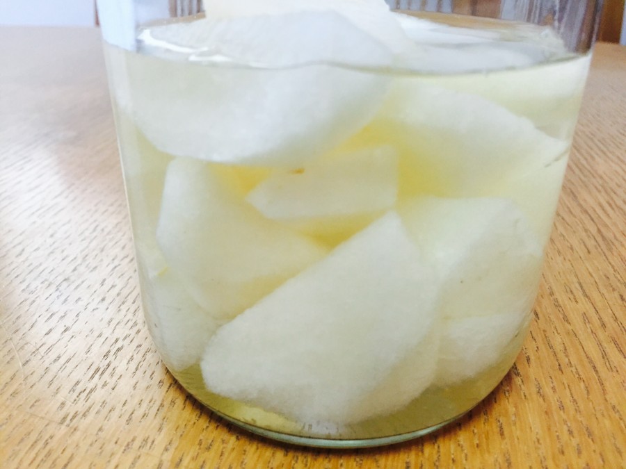 梨を一口サイズに切り分け、日本酒に漬けて冷蔵庫で2〜3時間冷やします。
