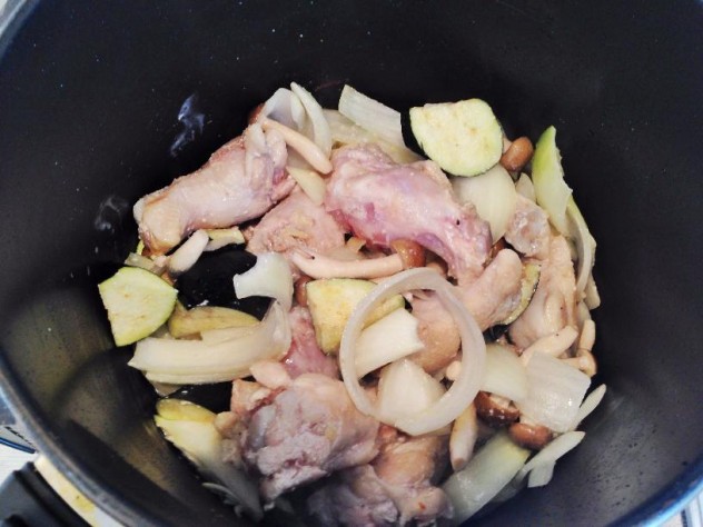 鍋で手羽元に焼き色がつくまで炒め、その後野菜と一緒に炒めます。