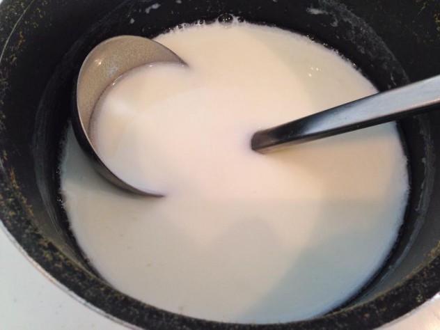 残りの1/3にヨーグルトを入れ、③で入れた甘酒の表面が固まったら流し入れます。