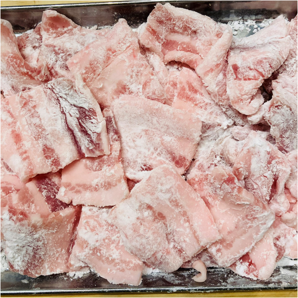 豚バラ肉に片栗粉をまぶします。
