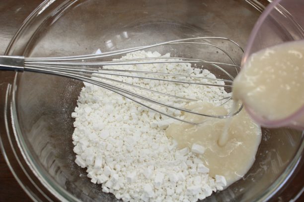 ボウルに白玉粉を入れ、甘酒を少しずつ加えながら溶かします。