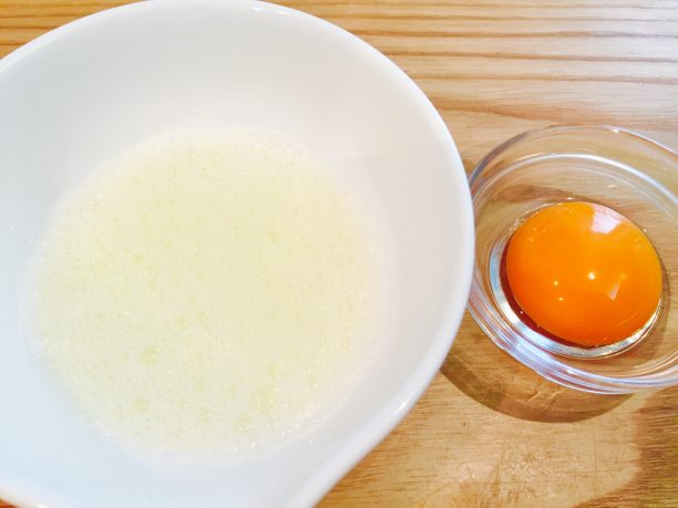 卵を黄身と白身に分け、白身を少し泡立つまで混ぜます。