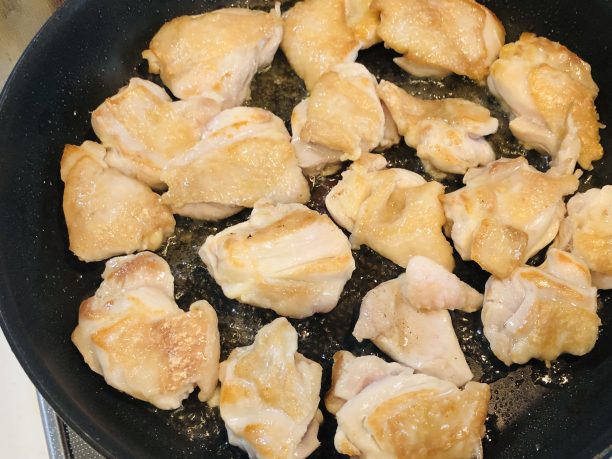 フライパンに油を引き、中火で鶏肉を皮面から焼き、焼き色が付いたらひっくり返して同様に焼きます。
この時中まで火が通ていなくても大丈夫です。
